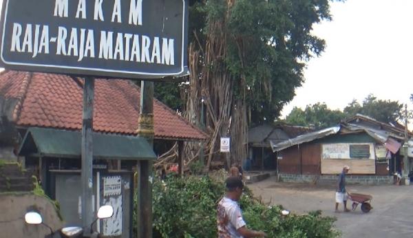 Dahan Beringin Ratusan Tahun Tumbang di Makam Raja Mataram Kotagede, Mobil Pengunjung Rusak