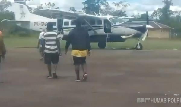 12 Penumpang dan 1 Balita Selamat dari Serangan KKB Batalyon Kanibal dan Semut Merah Elkius Kobak