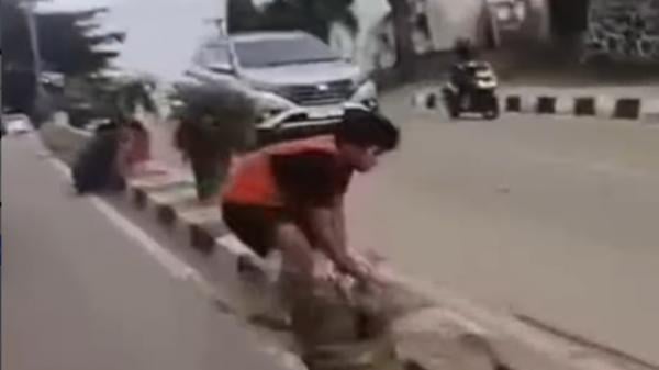 Ngerinya Rayap Besi di Samarinda, Siang Bolong Bongkar Trotoar Curi Kabel Lampu PJU