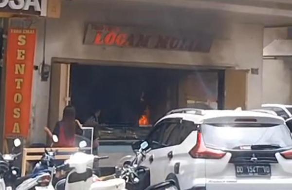 Makassar Gempar! Emak-emak Nekat Lempar Bom Molotov di Kawasan Toko Emas Somba Opu