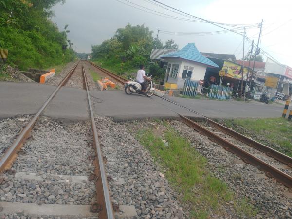KAI Melakukan Perbaiki Perlintasan Sebidang JPL 237 di Baureno, Jalan Berlaku Buka–Tutup Sementara