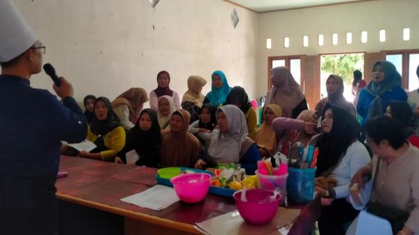 Pelatihan Olahan Kue, Ibu-ibu Desa Gadungan Didorong Jadi Wirausaha Baru