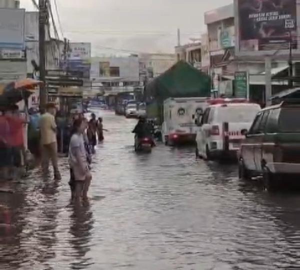 Riyanto Pamungkas Hujan-Hujanan, Pastikan Penanganan Banjir di Pringsewu