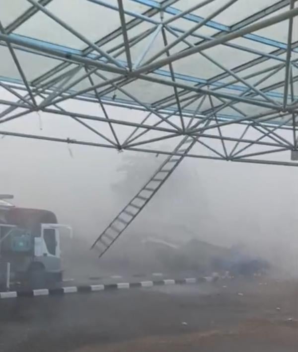 Puting Beliung Porak Porandakan Gelora Pakansari Bogor, Satu Orang Korban Dilarikan ke Rumah Sakit