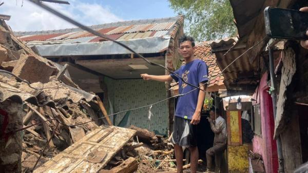 Diterjang Banjir Seleher, Kia Muhram Selamatkan Adik dan Dua Warga Saat Tanggul Cisunggalah Jebol