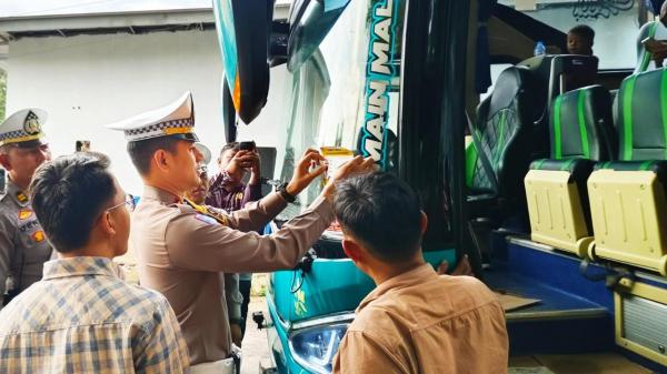 Ramp Check di Kuningan, 2 Bus Kedapatan Mati KIR dan 24 Motor Berknalpot Brong Diamankan