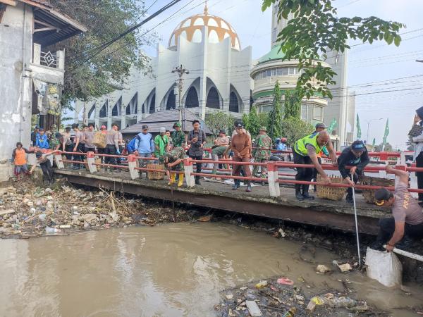 Sampah Menggunung di Bawah Jembatan Sungai Kendal, Polisi-TNI dan Pemkab Turun Tangan