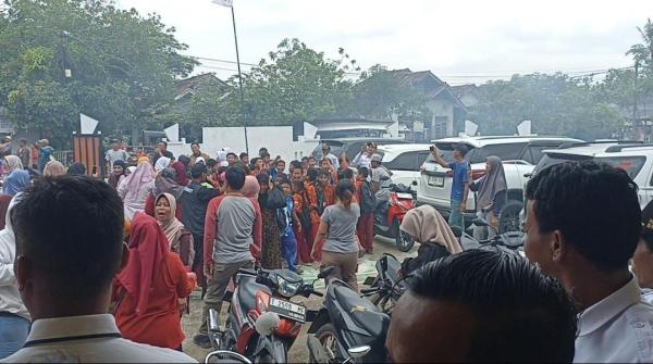 Ratusan Emak-Emak Datangi Kantor Desa, Tolak KDMP Dibangun di Area Sekolah