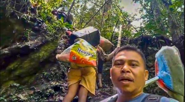 Viral! Guru di Morombuyi Jalan 20 KM Lewati Medan Ekstrem, Demi Pendidikan Anak Papua Barat