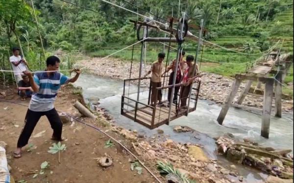 Gondola Jadi Tumpuan Warga Perbatasan Ponorogo Trenggalek di Tengah Keterbatasan