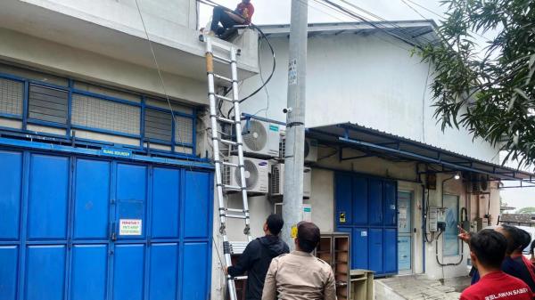 Pekerja Tersengat Listrik Saat Perbaiki Atap Bangunan di Sukoharjo, Masih Hidup dengan Luka Bakar