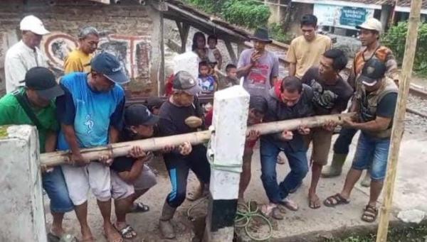 Warga Cijoro Bongkar Patok Rel KAI, Tolak Penutupan Akses Jalan
