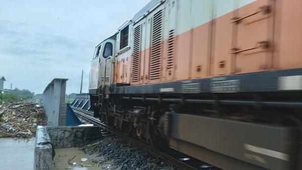 Banjir Rendam Rel Tegowanu–Brumbung, Sejumlah KA Dialihkan