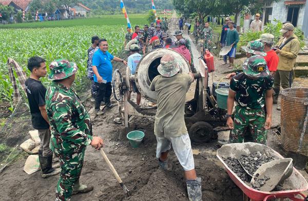 Potret Kemanunggalan TNI dengan Rakyat Gotong Royong Ngecor Jalan Rabat Beton di Brebes