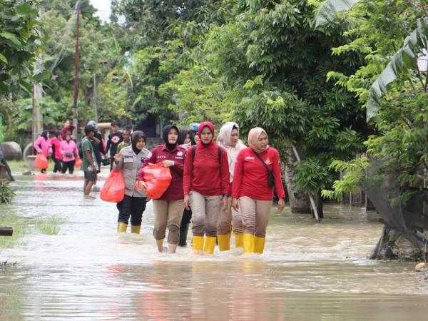 Polwan Polres Grobogan dan Bhayangkari Bagikan 1.000 Nasi Kotak Untuk Warga Tinanding Godong