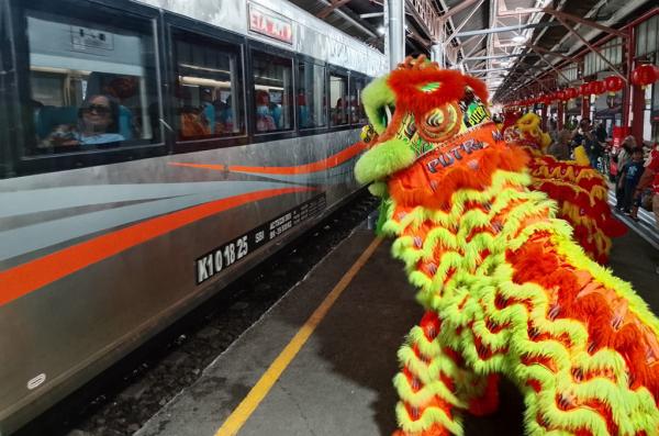 Semarak Tahun Baru Imlek 2026 di Stasiun Semarang Tawang, Atraksi Barongsai Hibur Penumpang KA