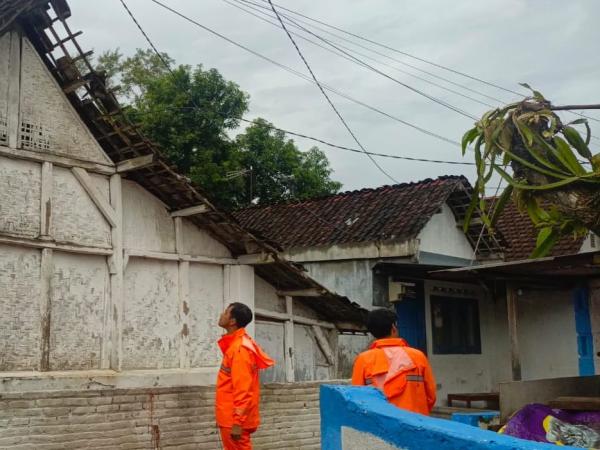 Belasan Rumah di Tulungagung Diterjang Puting Beliung, BPBD Lakukan Pendataan