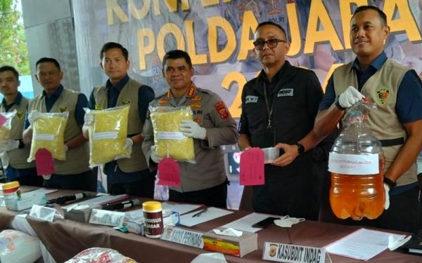Polda Jabar Gerebek Rumah Produksi Mi Formalin yang Dikendalikan Residivis di Cilawu Garut 