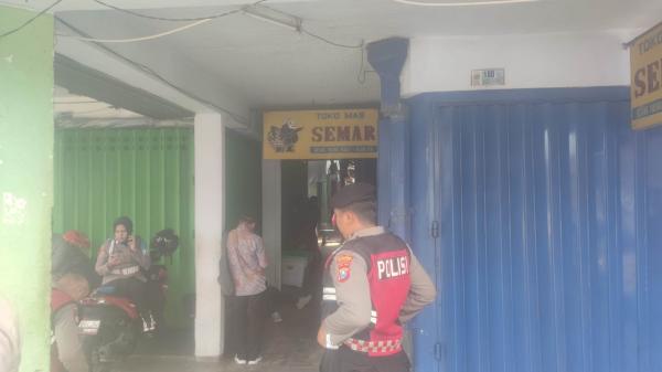 Bareskrim Geledah Toko Emas dan Rumah di Nganjuk, Belasan Polisi Turun Tangan