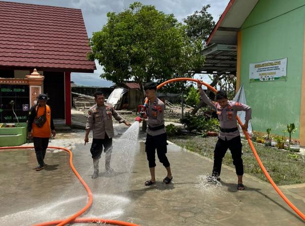 Pulihkan Kondisi, Polres Grobogan Bersama BPBD Bersihkan Sekolah dan Puskesmas Yang Terdampak Banjir