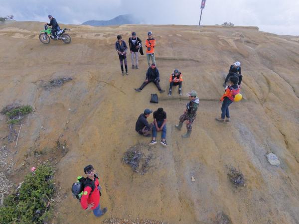 Pelajar yang Hilang di Gunung Ijen Ditemukan dalam Kondisi Lemas, Begini Cerita Tim Penyelamat