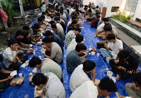 Ketika Ratusan Mahasiswa War Takjil Buka Puasa di Masjid Al Ikhlas Bulusan, Alasannya Bikin Terharu