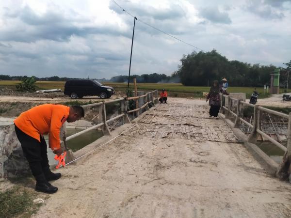 Sering Dilintasi Kendaraan Besar, Jembatan di Sukosewu  Bojonegoro Rusak Berat