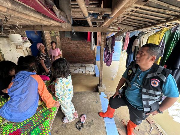 Banjir Belum Surut, Hari ke-3 Ramadan Ratusan Rumah di Karawang Masih Terendam