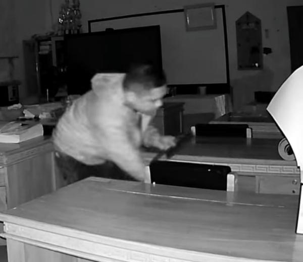 Terekam CCTV! Maling Gasak 3 Proyektor di SDN 01 Serang Bekasi saat Waktu Sahur