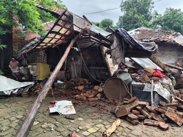 Sebuah Rumah di Indramayu Tiba-tiba Ambruk Usai Hujan Lebat, Tak Ada Korban Jiwa