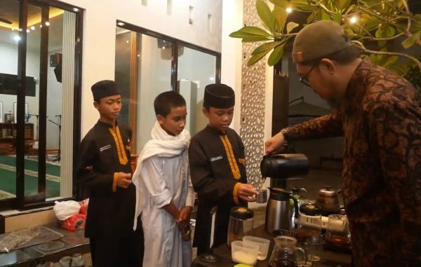 Ramadan Berbeda di Lumajang, Musala Al Makna Hadirkan Kopi V60 dan Latte Gratis untuk Jemaah