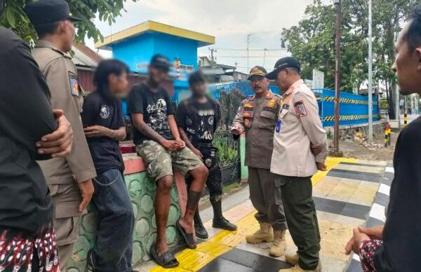 Ganggu Lalu Lintas, Satpol PP dan Dinsos Tertibkan Pengamen di Traffic Light Bojonegoro