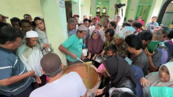 Tradisi Ramadan, Ratusan Warga Antre Bubur Mudhor Gratis, Uniknya yang Memasak Kaum Laki-laki