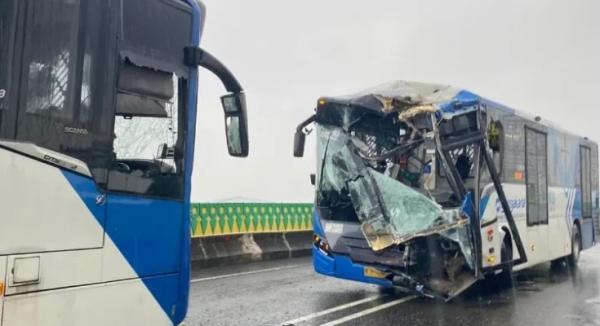 Bus Transjakarta Adu Banteng di Jalur Layang Cipulir, Penumpang Panik Berhamburan