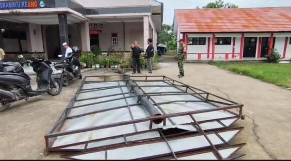Angin Kencang Terjang Sliyeg Indramayu, Balai Desa dan 13 Rumah Warga Rusak