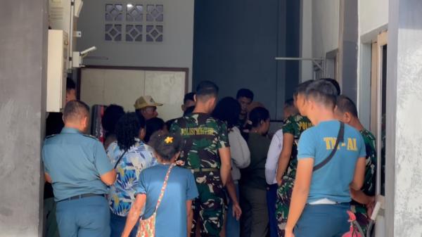 Keluarga Korban Laka Maut Geruduk POMAL Sorong, Tuntut Oknum TNI AL Diproses Hukum dan Dipecat