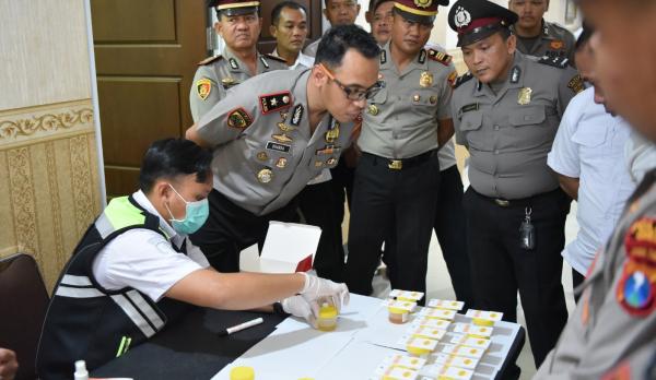 Sidak Narkoba, Kapolres Gresik Pastikan Seluruh Jajaran Bersih dari Zat Adiktif