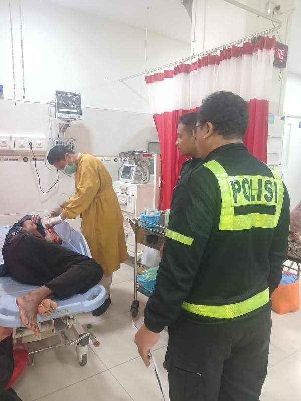 Tabrak Trailer Misterius di Jalan Raya Geluran Taman Sidoarjo, Pengendara Motor 71 Tahun Kritis