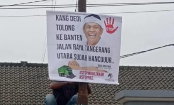 Ada Gambar KDM saat Spanduk Protes Dipasang, Warga Pakuhaji Tangerang Minta Jalan Rusak Diperbaiki