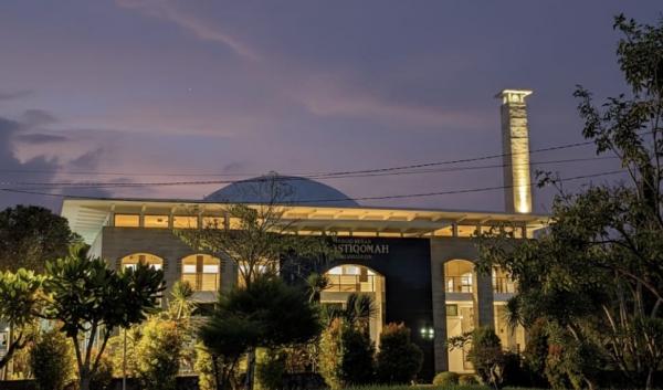 Masjid Agung Al-Istiqomah Pangandaran Jadi Magnet Ibadah dan Sejarah Wakaf Keluarga Susi