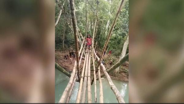 Dikira Uji Nyali: Setiap Hari warga Desa Dikira Sabung Nyawa Lewati Jembatan Ini