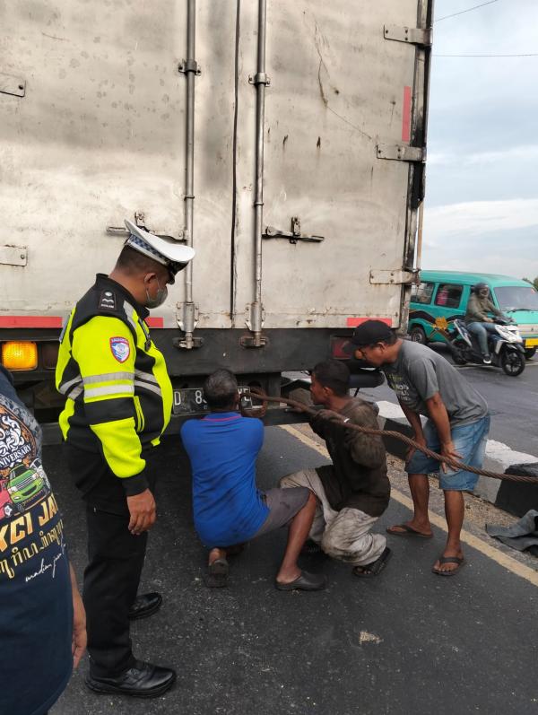 Trailer Muat Gula Melintang di Jembatan Layang Trosobo, Jalur Mojokerto–Surabaya Lumpuh Total