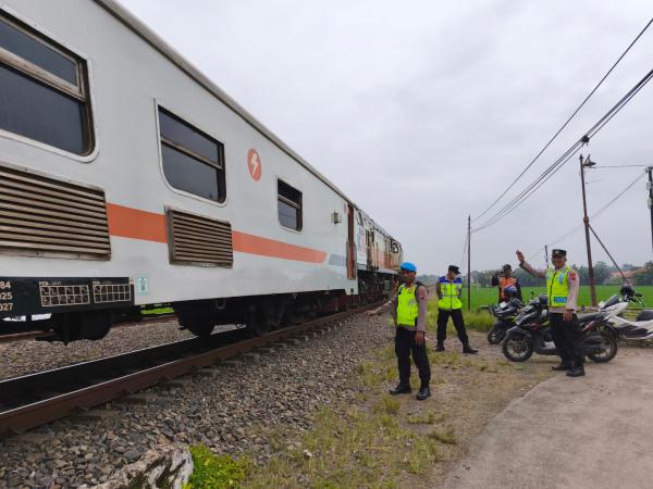 Polres Pemalang Imbau Warga Tak Ngabuburit di Rel Kereta Demi Keselamatan