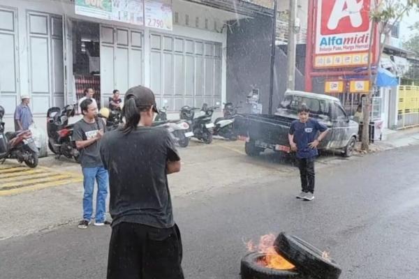 Alfamidi di Bantaeng Disegel, Massa Aksi : Langgar Perda Hingga UU LLAJ