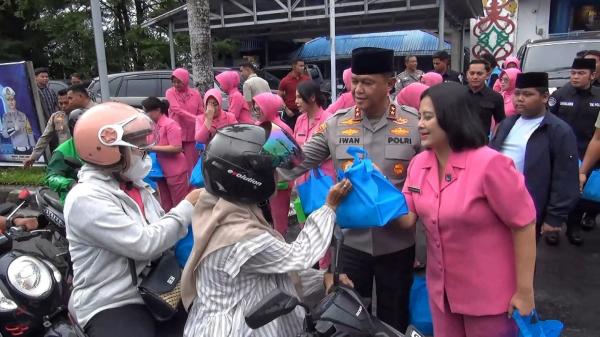 Bhayangkari Polda Kalteng Bagikan 800 Paket Takjil untuk Pengendara di Palangka Raya