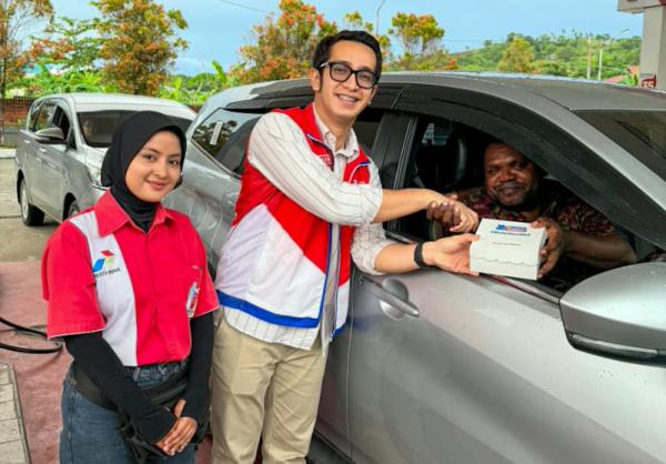 Pertamina Patra Niaga PAMALU Bagi Takjil Gratis di 15 SPBU, Warga Papua Rasakan Berkah Ramadhan