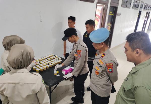 Kapolres Bersama Perwira Polres Bangka Barat Test Urine, Ini Hasilnya