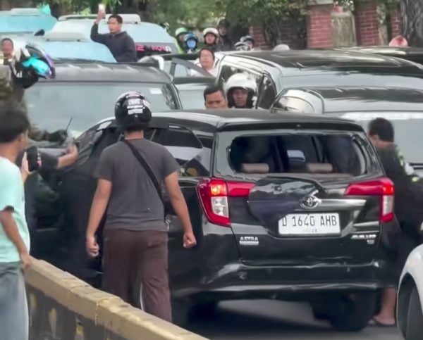 Viral Mobil Lawan Arah hingga Diamuk Massa di Gunung Sahari, Pelaku Diamankan Polisi