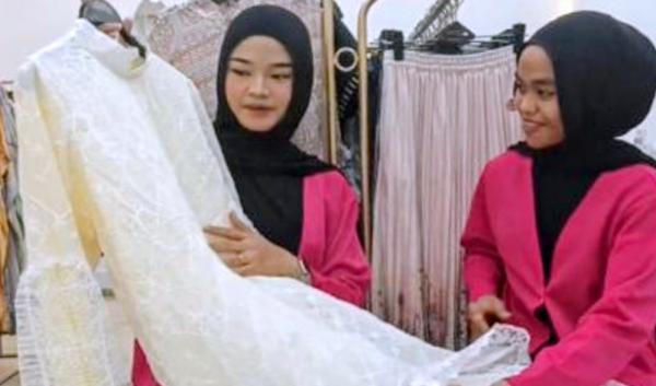 Tren Busana Lebaran 2026, Gamis Bini Orang di Cirebon Ludes Diborong Emak-Emak