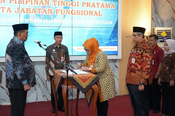 Bupati Setyo Hadi Lantik Kepala Dispendukcapil dan Kepala DP3AKB, Ini Nama Pejabatnya